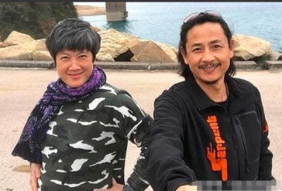 ​51岁男星晒52岁妻子孕照，头发花白脸色沧桑，怀胎8月孕肚巨大