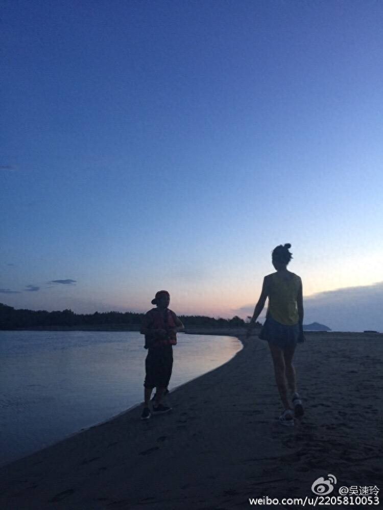 曹格老婆晒一家四口温馨照，Grace变身“侧颜杀手”