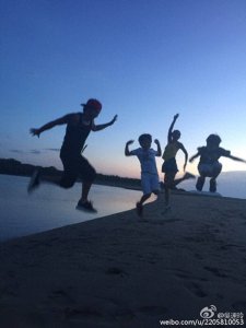​曹格老婆晒一家四口温馨照，Grace变身“侧颜杀手”