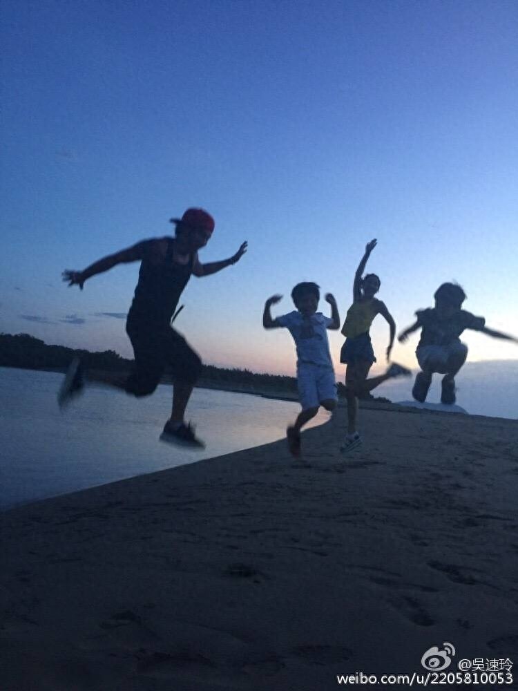 曹格老婆晒一家四口温馨照，Grace变身“侧颜杀手”