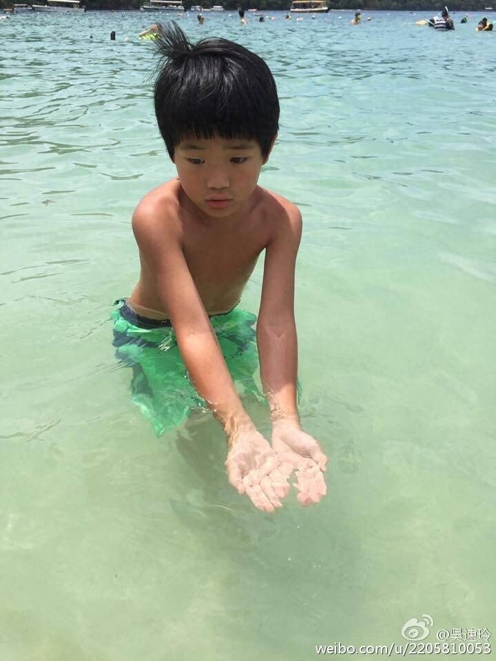 曹格老婆晒一家四口温馨照，Grace变身“侧颜杀手”