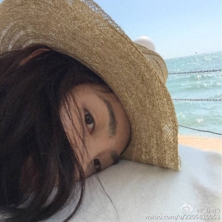 曹格老婆晒一家四口温馨照，Grace变身“侧颜杀手”