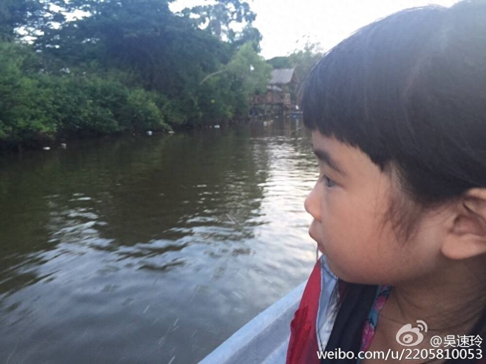 曹格老婆晒一家四口温馨照，Grace变身“侧颜杀手”