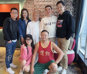 ​58岁知名港星近照衰老肚腩突出，与钢琴家妻子丁克25年成宠妻狂魔