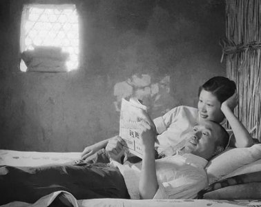​1942年，张爱萍和妻子李又兰，罕见的合影，透露出他们深厚的感情