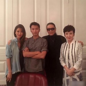 ​狄波拉和两任丈夫聚餐，现任变工具人，目睹她和谢贤又亲又抱