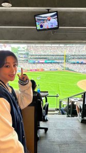 ​杨紫晒观看MLB全明星赛的照片 比耶超可爱