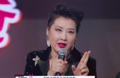 ​58岁张凯丽与女儿走秀,为穿上腰封两天没吃饭,坦言被勒到恶心