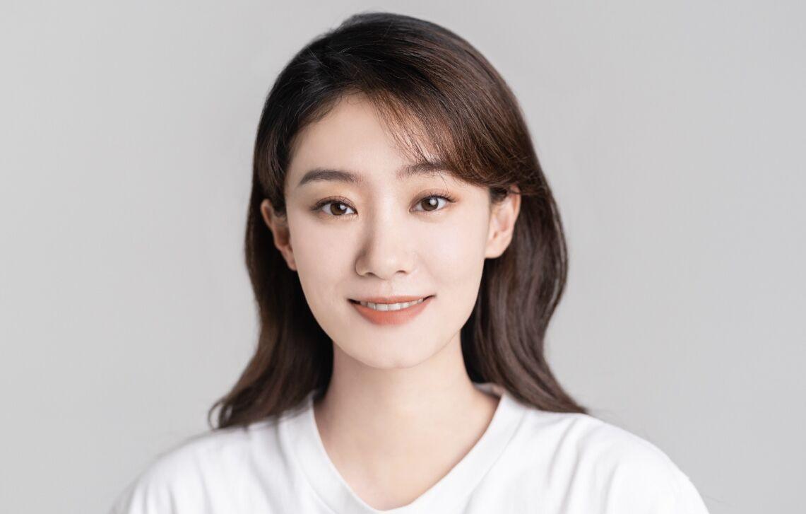 张小斐韩雪机场偶遇，气质美女同框好养眼，打扮低调黑衣显苗条