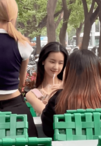 ​陈都灵街边自拍被偶遇 甜美可人生图状态佳