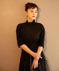 ​被抑郁症困扰的8位明星，有人自残有人跳楼，一个比一个可怜