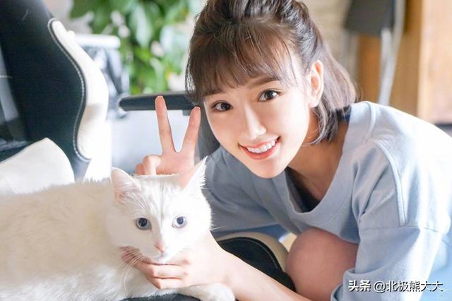 毛晓彤最终给他父亲5000万了吗 曾被父亲抛弃扔进垃圾桶(12)