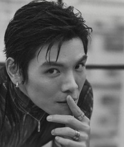 ​对比之前向佐的多段感情，向太却唯独喜欢郭碧婷，这是有原因的