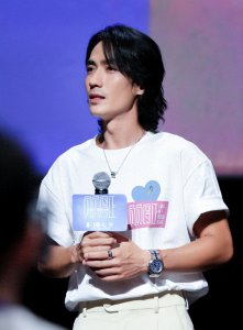 ​娱乐圈奇观！朱一龙居然被经纪人和片方骗去酒吧卖唱表演？