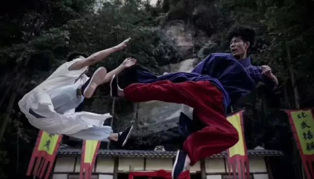 重庆首座5D玻璃桥开放！脚软！踩上会碎！