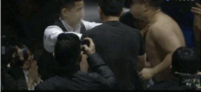 ​日本拳手向杨建平脸上吐口水，杨建平恼火下台一脚踢翻日本锻练