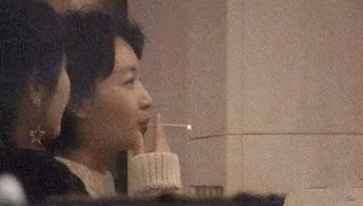 ​被称为烟鬼的10位女明星，周冬雨抽烟上瘾，刘亦菲14岁抽烟好意外