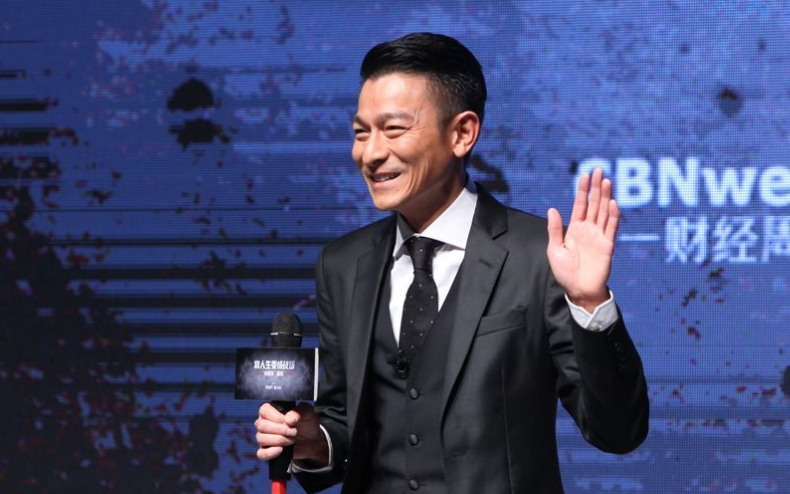 exo单手接刘德华颁奖（韩国男团EXO轻视刘德华事件）