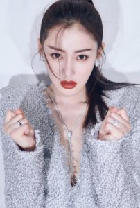 ​有种性感叫张天爱的“丝袜腿”，明明没穿，却像穿了一般光滑