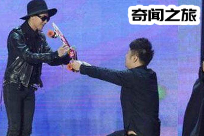杜海涛给韩国人权志龙下跪事件（中国人去向韩国的明星下跪有辱国民尊严）(4)_