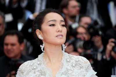​巩俐因戏收养残疾儿子，如今嫁给外国人，儿子成她最大骄傲