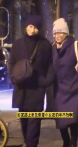 ​69岁徐克与小30岁女友甜蜜约会，女方全程腻歪，同框似两代人