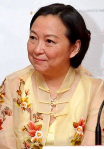 ​67岁方芳近照曝光！曾是娱乐圈中“大姐大”，为拍戏8天7夜不睡觉