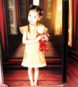 ​王思聪前女友豆得儿晒可爱童年照 疑似回击整容风波