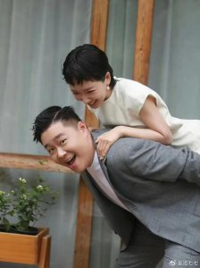 ​郝邵文婚纱首曝光！梳油头撞脸曾志伟，二婚老婆更堆出一肚子赘肉