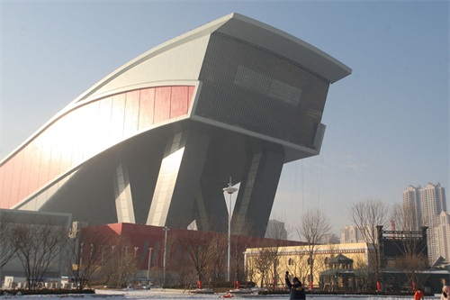这处世界最大室内滑雪场比迪拜的还大，网友：为什么建在哈尔滨？