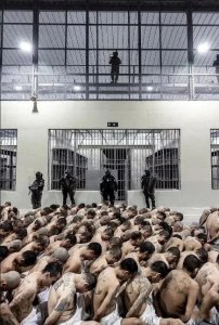 ​世界最大“超级监狱”内部：100人挤1间牢房，几乎赤裸全部光头