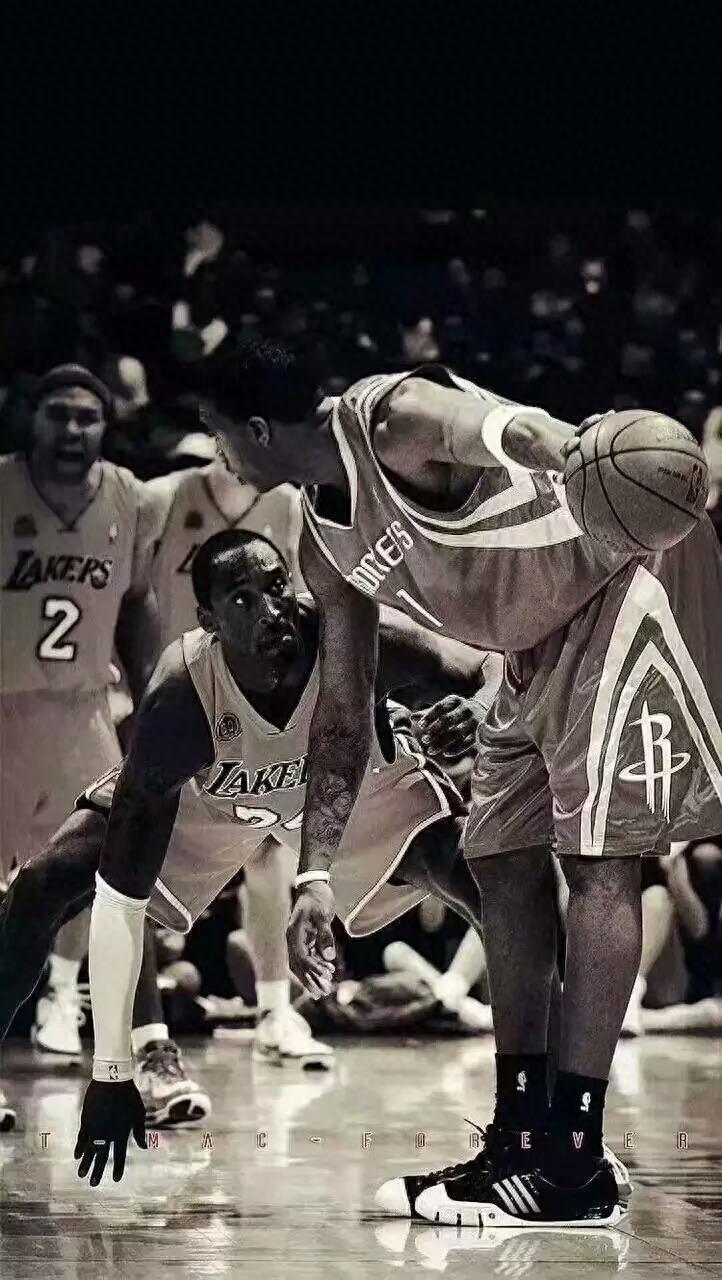 NBA球星-麦迪手机壁纸黑白系列 单手持球 欢迎保存哦