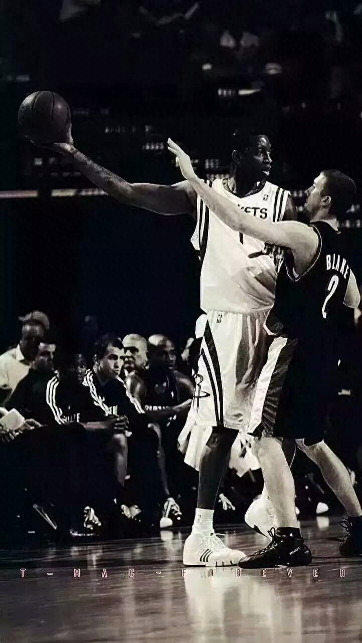 NBA球星-麦迪手机壁纸黑白系列 单手持球 欢迎保存哦