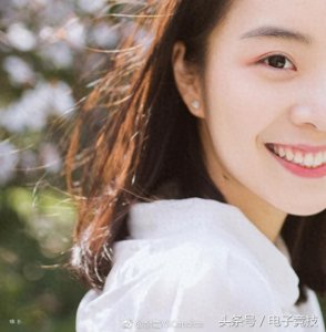 ​LPL最美女主持高学历又美腻，私房照美呆了｜悦竞有料