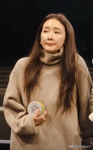 ​48岁崔智友近态曝光，素颜参加线下活动被指显老，五官下垂似老太