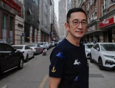 ​58岁吴启华近照曝光，穿搭朴素难掩贵气，已在深圳买房定居！