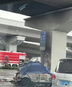 ​嚣张跋扈的地头蛇宝马哥遇上一年15次事故的的士佬，当场升天！