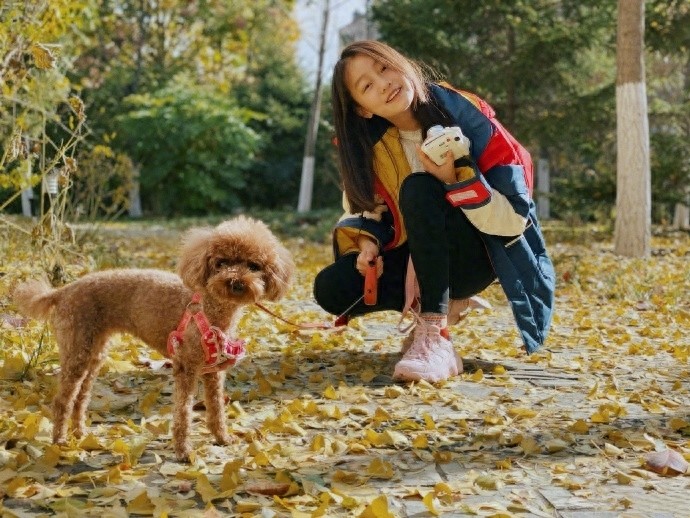 可盐可甜的美少女纪姿含，在“歪头杀”中慢慢长大，越来越漂亮