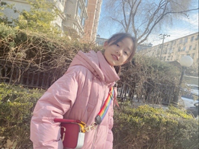 可盐可甜的美少女纪姿含，在“歪头杀”中慢慢长大，越来越漂亮