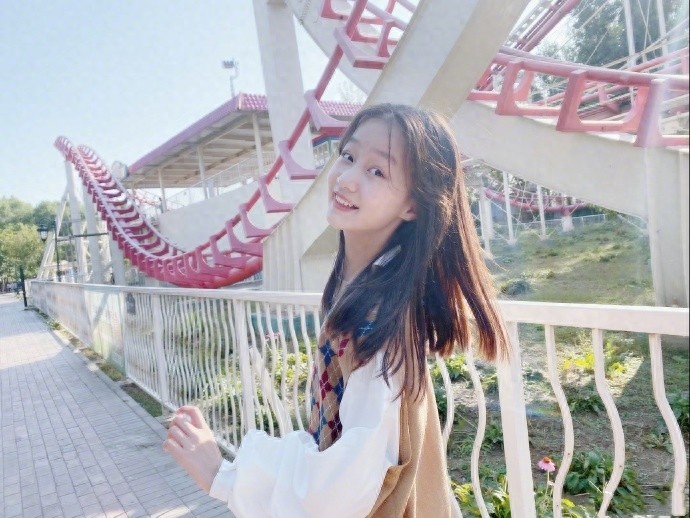 可盐可甜的美少女纪姿含，在“歪头杀”中慢慢长大，越来越漂亮