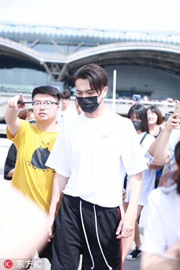 许凯凭“富察侍卫”圈粉无数，角色太虐心网友调侃“求家暴尔晴”