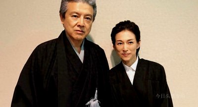 ​山口百惠和三浦友和近照曝光，一头白发掩盖不了他的英俊潇洒