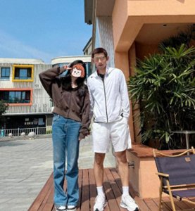 ​张继科近照曝光！胡子拉碴瘦很多，仍不缺女粉去俱乐部组团合影