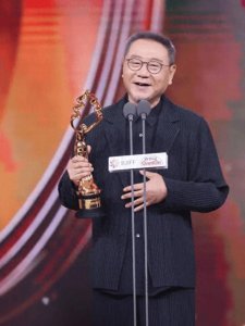​国家一级演员范伟，平凡外貌却抱得美人归，61岁婚姻美满羡煞旁人