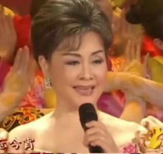 ​春晚开场惊喜！李谷一缺席《难忘今宵》，黄绮珊歌手合唱引争议！