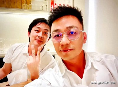 ​“王宝强”罕见晒私房照，金丝眼眶潮气十足，完全颠覆“许三多”
