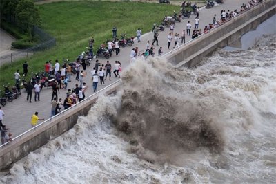 ​揭秘钱塘江大潮：八月十八日为何成观潮高危日？惊人威力源自何方