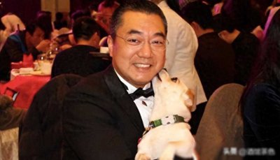 演员董勇：“硬汉”出圈，二婚娶小9岁娇妻，直言养儿子不如养狗