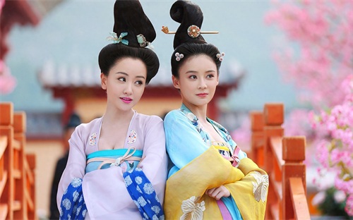众女星穿“齐胸襦裙”谁才是最美？李小璐的网红脸竟也不违和！