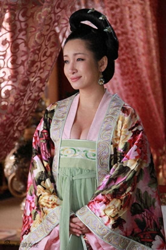 众女星穿“齐胸襦裙”谁才是最美？李小璐的网红脸竟也不违和！